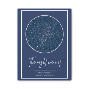 Könnte beinhalten: Dunkelblauer Druck mit einem kreisförmigen Sternenhimmel und weißen Sternbildern. Der Text "The night we met" ist in Schreibschrift geschrieben. Standort- und Datumsangaben sind enthalten.