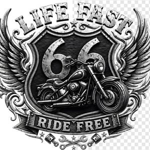 Może przedstawiać: Czarno-biała grafika motocykla w tarczy ze skrzydłami. Tarcza zawiera numer 66 oraz napisy "LIFE FAST" i "RIDE FREE". Projekt zawiera tłoki, klucze i gwiazdy.