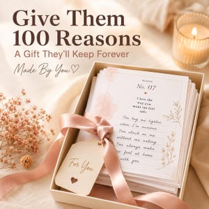 Op de afbeelding: Een geschenkdoos met een stapel witte kaarten met gedrukte tekst, waaronder 'REASON No. 07' en 'I love the way you make me feel safe'. Een oudroze lint is om de kaarten gebonden, met een houten label met de tekst 'For You' en een hartvormige uitsparing.