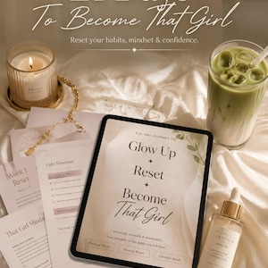 Może przedstawiać: Estetyczna aranżacja z tabletem z napisem "Glow Up, Reset, Become That Girl", świecą, szklanką matcha, produktami do pielęgnacji skóry i złotą biżuterią. Widoczne są również drukowane przewodniki po 21-dniowym programie.