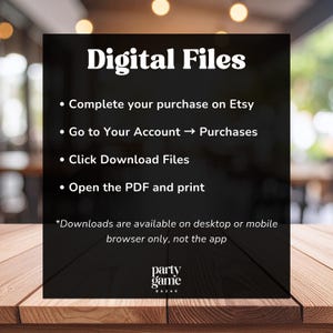 Puede incluir: Gr&aacute;fico negro con texto blanco que detalla los pasos para descargar archivos digitales despu&eacute;s de la compra en Etsy. El texto incluye instrucciones para ir a "Tu cuenta -> Compras" y "Hacer clic en Descargar archivos". Logotipo de Party Game Bazar.