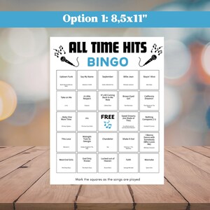 Pode incluir: Um cart&atilde;o de bingo branco com o texto "ALL TIME HITS BINGO" e t&iacute;tulos de m&uacute;sicas. O cart&atilde;o mede 21,6 x 27,9 cm. A parte superior tem uma faixa azul com o texto "Option 1: 8,5x11".