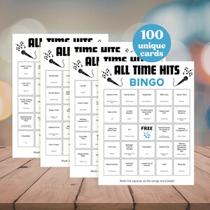 Pode incluir: Quatro cartelas de bingo brancas com o texto "ALL TIME HITS BINGO" e t&iacute;tulos de m&uacute;sicas. Um c&iacute;rculo azul diz "100 cartelas &uacute;nicas". As cartelas est&atilde;o em uma superf&iacute;cie de madeira. Cada cartela tem um gr&aacute;fico de microfone.