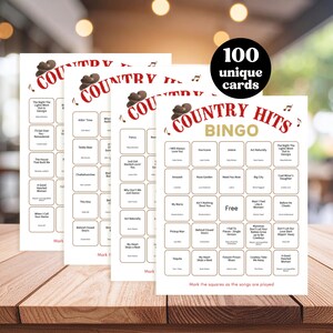 Puede incluir: Cuatro tarjetas de bingo blancas con el texto "COUNTRY HITS BINGO" y t&iacute;tulos de canciones. Un c&iacute;rculo negro dice "100 tarjetas &uacute;nicas". Las tarjetas est&aacute;n sobre una superficie de madera.