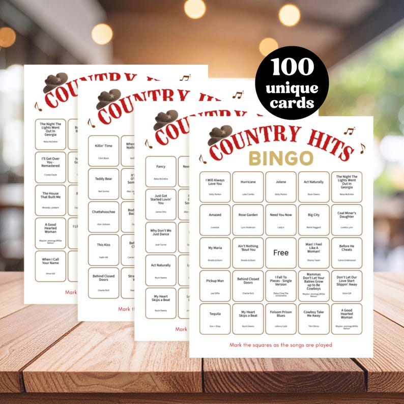 Puede incluir: Cuatro tarjetas de bingo blancas con el texto "COUNTRY HITS BINGO" y t&iacute;tulos de canciones. Un c&iacute;rculo negro dice "100 tarjetas &uacute;nicas". Las tarjetas est&aacute;n sobre una superficie de madera.