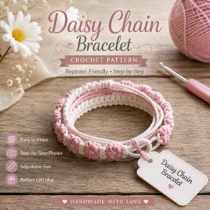 Puede incluir: Una pulsera de ganchillo con diseño de margaritas que alterna motivos florales blancos y rosas. Una etiqueta rectangular blanca unida a la pulsera muestra el texto Daisy Chain Bracelet. Incluye un ovillo de lana rosa y un ganchillo.