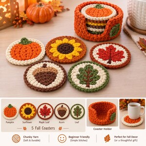 Könnte beinhalten: Ein Set aus fünf runden Häkeluntersetzern mit herbstlichen Motiven wie Kürbis, Sonnenblume, Ahornblatt, Eichel und Eichenblatt, inklusive eines passenden orangefarbenen Häkelhalters mit einem grünen Blattakzent aus grobem Garn.