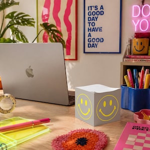 Cubo de notas adhesivas con caritas sonrientes / Bloc de notas de escritorio adorable, bloque de notas colorido, decoración estética para la oficina, accesorio divertido para el espacio de trabajo