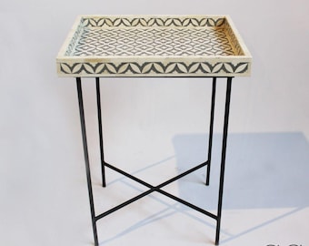 Bandeja de madera con incrustaciones de hueso hechas a mano y diseño geométrico moderno.