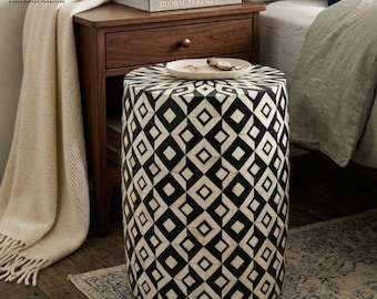 Schwarz-weißer geometrischer Beistelltisch, moderner Trommelakzent-Boho-Tisch, handgefertigter Nachttisch