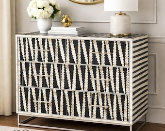 Cómoda con incrustaciones de hueso: Armario de 4 cajones, mueble de almacenamiento de lujo con estampado floral en blanco y negro.