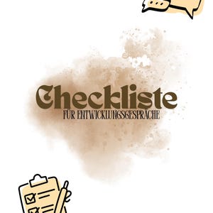 Könnte beinhalten: Ein digitaler Kunstdruck mit dem Wort "Checkliste" in einer braunen, stilisierten Schriftart, mit dem Text "FÜR ENTWICKLUNGSGESPRÄCHE" darunter. Das Design umfasst Sprechblasen, eine Checkliste und einen Stift, alles im minimalistischen Stil.