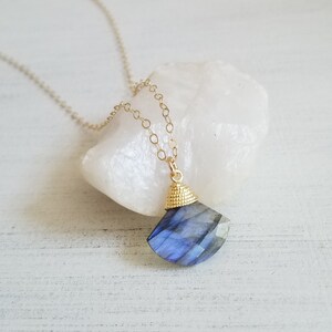 Labradorite Pendant Necklace, Gold Labradorite Necklace, Necklace with Pendant, Crystal Healing Jewelry, Gift for Her, Labradorite Jewelry