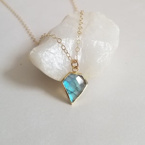 Collana di Labradorite, Collana con Ciondolo di Labradorite, Collana di Cristallo Curativo, Gioielli di Labradorite, Regalo per Lei, Collana di Cristallo di Labradorite