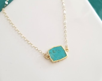 Collier turquoise, pendentif tranche de turquoise, tour de cou turquoise or, superposition de bijoux en pierres précieuses or, chaîne fine en or, cadeau bijoux pour elle