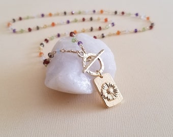 Collana con ciondolo a margherita dorata, chiusura a moschettone frontale per donna, collana con catena di perline e pietre preziose, regalo per lei, collana con ciondolo dorato, collana boho