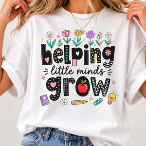 Camiseta para profesores "Helping Little Minds Grow" / Camiseta floral para profesores / Camiseta escolar Comfort Colors®