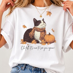 Camiseta Cozy Cat & Pumpkins / Camiseta de otoño con gato / Bufanda Comfort Colors® con estampado de hojas