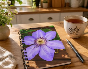 Diario con fiori di clematide viola / Quaderno a spirale a righe / Regalo con fotografia naturalistica per gli amanti del giardinaggio