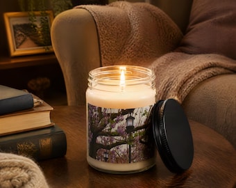 Candela di soia con albero di jacaranda viola, candela con fotografia naturalistica, decorazione botanica per la casa, regalo per amanti del giardino, collezione Passeggiate in giardino.
