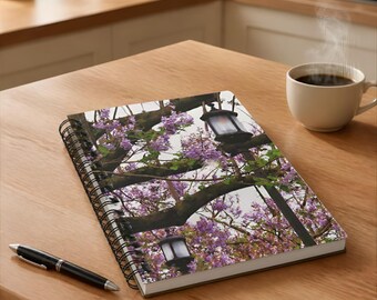 Diario a spirale con albero di jacaranda viola, quaderno floreale viola, diario di fotografia naturalistica, regalo per amanti del giardinaggio, collezione Passeggiate in giardino