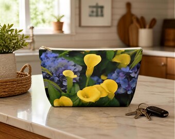 Pochette porta accessori floreale, trousse per il trucco con calla gialla, borsa cosmetica ispirata al giardino, pochette con cerniera a forma di fiore, Golden Garden Morning