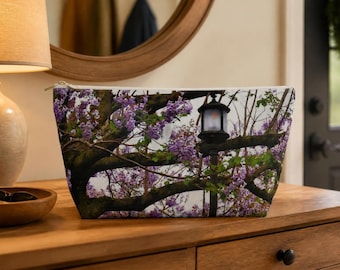 Pochette con motivo floreale di jacaranda, trousse cosmetica con fiori viola, pochette per fotografia naturalistica, regalo botanico, regalo per amanti del giardinaggio