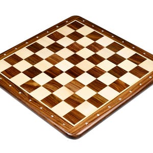 Puede incluir: Un tablero de ajedrez cuadrado de madera con casillas marrones claras y oscuras alternas. El tablero tiene un borde marrón oscuro con marcas blancas de letras y números. Un juego de mesa clásico.