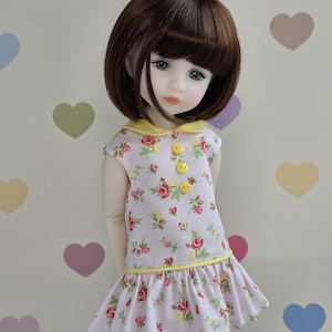 Jurk voor Ruby Red Fashion Friends pop (35,5 cm). Kostuum voor een verzamelpop. Niet geschikt voor kinderen.