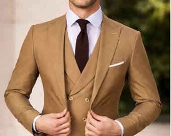 Traje de hombre de 3 piezas color marrón claro, corte ajustado, ideal para bodas y ocasiones formales.