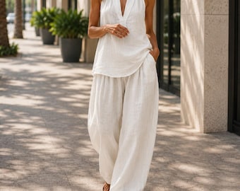 Completo estivo da donna con top all'americana e pantaloni a gamba larga, ideale per le vacanze.