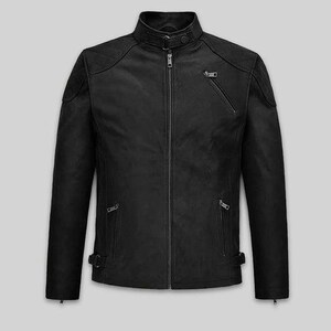 Può includere: Giacca in pelle nera con collo alto, cerniera frontale e multiple tasche con cerniera. La giacca presenta dettagli trapuntati sulle spalle e cinturini regolabili in vita. Un capo di abbigliamento esterno classico.