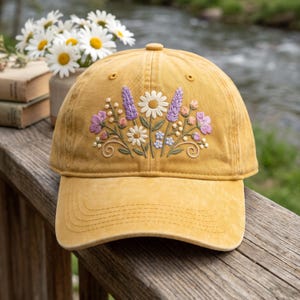 Handbroderad mössa med vildblommor, botanisk cottagecore-naturhatt