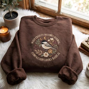 Broderad tröja med medkänsla, kläder för radikala mänskliga rättigheter, vintage fågeldesign