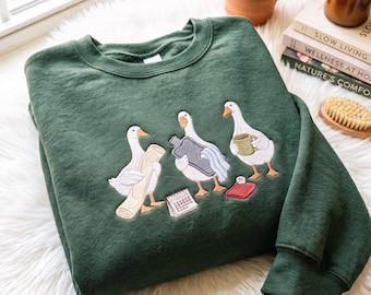 Sweatshirt met geborduurde gans en humoristische print, cadeau ter ondersteuning van de bewustwording rondom endometriose en PCOS.