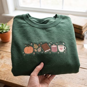 Broderad bokälskartröja, höstpumpa-kaffedesign, mysig hösttröja