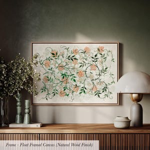 Peut inclure: Une toile rectangulaire encadrée en flottant présentant une illustration botanique de grappes de fleurs pêche et de feuilles vert foncé sur fond crème. L'œuvre est insérée dans un cadre en bois naturel, affichant un motif floral détaillé.