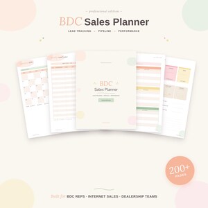 Op de afbeelding: Een BDC Sales Planner met een zacht, neutraal kleurenpalet. De omslag toont de titel en de woorden "Lead Tracking, Pipeline, Performance". De planner bevat een kalender, lead tracker en andere planningspagina's. Ontworpen voor BDC-medewerkers, internetverkoop en dealerteams.