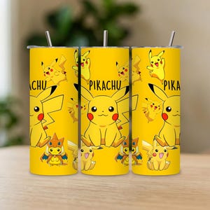 Puede incluir: Tres vasos térmicos amarillos con un diseño de Pikachu. Cada vaso presenta la palabra "Pikachu" y "Pika" en negro, junto con imágenes de Pikachu y otros personajes de la franquicia. Los vasos tienen tapas y pajitas plateadas.