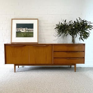 手作りの無垢材サイドボード、カスタムサイズのモダンなビュッフェキャビネット、玄関とダイニングルームのコンソール、カスタムの無垢材サイドボード：モダンなスラット