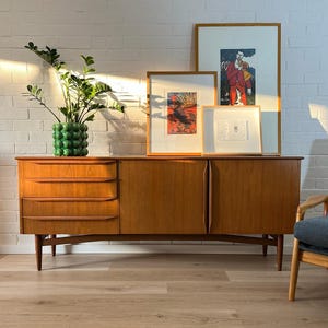 手作りの無垢材サイドボード、カスタムサイズのモダンなビュッフェキャビネット、玄関とダイニングルームのコンソール、カスタムの無垢材サイドボード：モダンなスラット