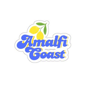 Op de afbeelding: Een sticker met de tekst "Amalfi Coast" in blauw, geel omlijnd, met een witte rand. Twee gele citroenen en groene bladeren staan bovenaan. De sticker heeft een retro, vintage stijl.