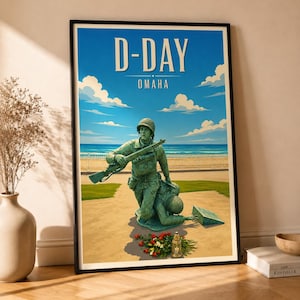 Peut inclure: Une affiche encadrée intitulée D-DAY OMAHA représentant une statue en bronze vert d'un soldat agenouillé avec un fusil, sur une plage de sable sous un ciel bleu nuageux. Un bouquet de fleurs et une lanterne sont posés au pied de la statue.