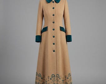 ヴィンテージ風ウールコートドレス – 花柄刺繍の裾、ピーターパンカラーコート、長袖冬用ドレス、コテージコア風のエレガントなアウター