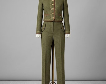 Conjunto de traje de tweed verde vintage para mujer: chaqueta tipo blazer a medida y pantalones de talle alto. Un look cottagecore, elegante moda otoñal.