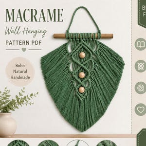 Op de afbeelding: Een groene macramé wandhanger met een houten deuvel en drie houten kralen. De tekst op de afbeelding luidt "MACRAME Wall Hanging PATTERN PDF" en "Boho Natural Handmade". Extra tekst bevat "Beginner Friendly" en "PDF Instant Download".