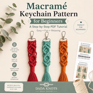 Può includere: Tre portachiavi in macramè rossi, verde acqua e arancioni, ciascuno con una chiusura argentata e un nappa. L'immagine include il testo: "Macramé Keychain Pattern for Beginners" e "Create beautiful handmade keychains in no time!"