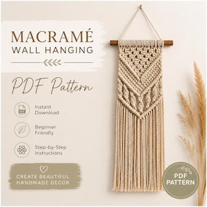 Puede incluir: Un tapiz de macramé beige con una varilla de madera y flecos. La imagen incluye el texto "MACRAMÉ WALL HANGING PDF Pattern" y "CREATE BEAUTIFUL HANDMADE DECOR". El diseño es apto para principiantes e incluye instrucciones paso a paso.