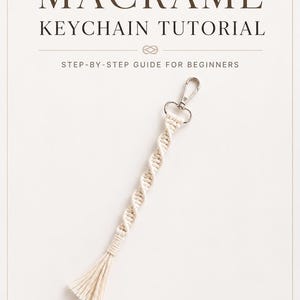 Puede incluir: Un tutorial de llavero macram&eacute; con el texto "MACRAM&Eacute; KEYCHAIN TUTORIAL" y "STEP-BY-STEP GUIDE FOR BEGINNERS". El llavero es de cuerda color crema y tiene un cierre plateado. La parte inferior de la imagen tiene el texto "DADA KNOTS WALL DECOR".
