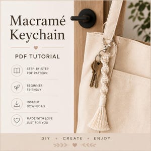 Puede incluir: Un llavero de macram&eacute; beige con una borla, sujeto a un cierre plateado que sostiene dos llaves. La imagen incluye el texto "Macram&eacute; Keychain PDF Tutorial" y "Made with Love Just for You."